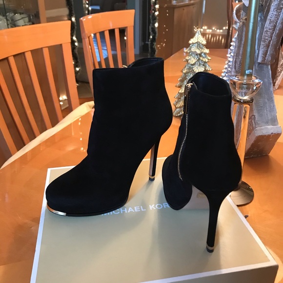 Gorgeous Michael Kors Black Suede Booties - Picture 4 of 8